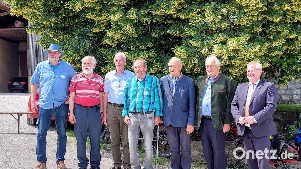 Zum Jubiläumfest &quot;50 Jahre Bund Naturschutz im Landkreis Schwandorf&quot; kamen und sprachen unter anderem Altlandrat Hans Schuierer (Dritter von rechts) und der Schwandorfer Oberbürgermeister Andreas Feller (Rechts). Bild: Bund Naturschutz/exb