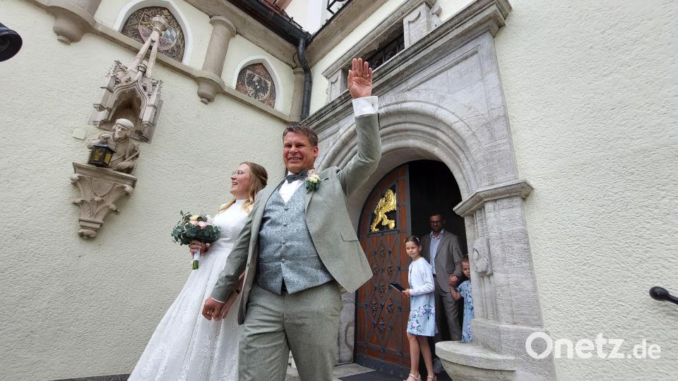 Das Hochzeitspaar Loreen und Benjamin Zeitler nach der Trauung vor dem Alten Rathaus. Bild: Kunz