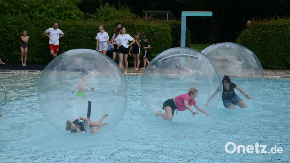 In der großen Plastikkugel eine Runde im Nichtschwimmerbecken zu drehen, gefiel auch manchen &quot;großen&quot; Kindern. Bild: bey