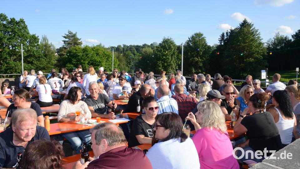 Die Besucher fühlten sich auf der Terrasse sichtlich wohl. Die Plätze füllten sich zusehends. Bild: bey