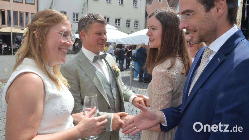 Auch Landtagsabgeordneter Stephan Oetzinger war bei der Trauung im Standesamt und gratulierte im Anschluss. Bild: Kunz