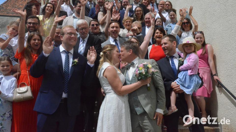 Ein Bussi und viel Freude für das Hochzeitspaar Loreen und Benjamin Zeitler vor dem Alten Rathaus. Bild: Kunz