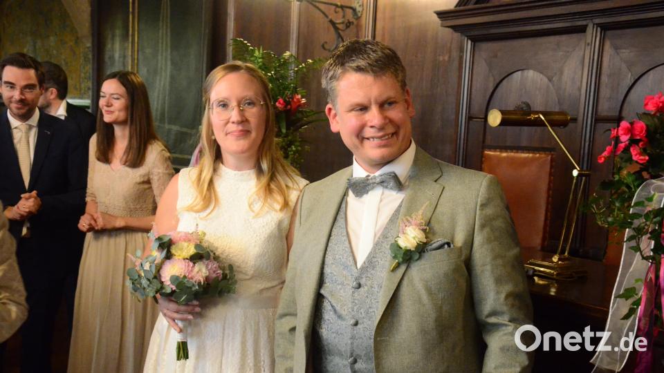 Geschafft: Der CSU-Fraktionschef ist unter der Haube. Das frisch vermählte Hochzeitspaar Loreen und Benjamin Zeitler. Bild: Kunz