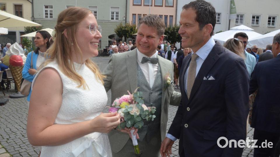 Das Hochzeitspaar Loreen und Benjamin Zeitler mit Bundestagsabgeordnetem Albert Rupprecht, der auch im Standesamt dabei sein durfte. Bild: Kunz