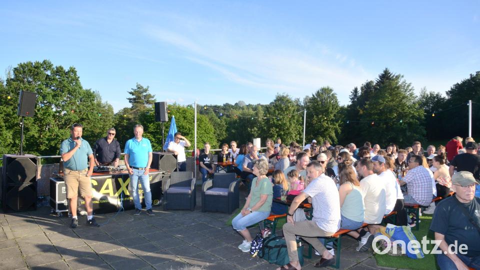 Bürgermeister Rainer Rewitzer (links) und Stefan Kabitschke, Vorsitzender des Freibadfördervereins, freuten sich über die hervorragende Besucherresonanz und zogen ein positives Bild bei ihrer Rückschau zu 50 Jahre Freibad und 20 Jahre Freibadförderverein. Bild: bey