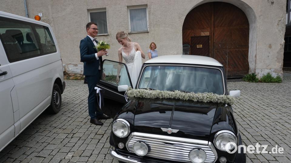 Als Brautfahrzeug dient ein Mini Cooper mit der Aufschrift &quot;grod g&#039;heirat&quot; auf der Rückseite. Bild: jeb