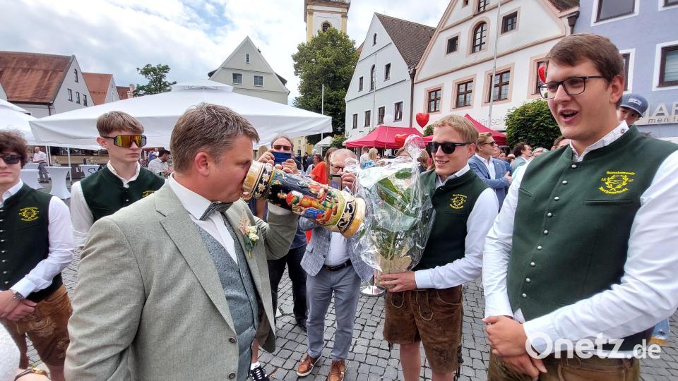 Benjamin Zeitler nimmt einen letzten kräftigen Schluck aus der &quot;Liesl&quot;. Bild: Kunz
