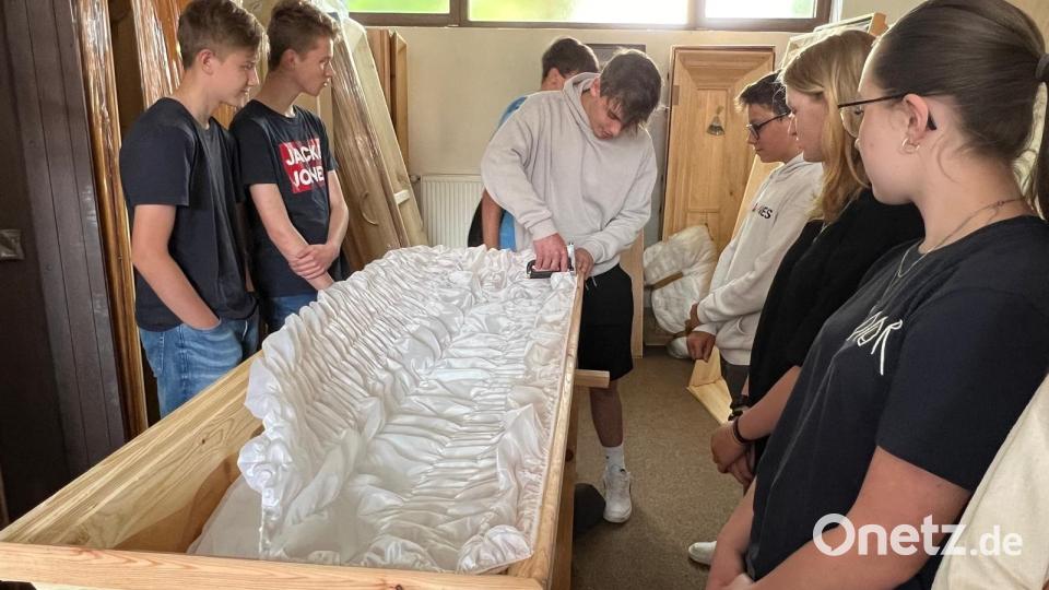Die Realschüler durften sogar selbst Hand anlegen bei der Innenausstattung eines Sarges. Bild: Florian Gleißner/exb