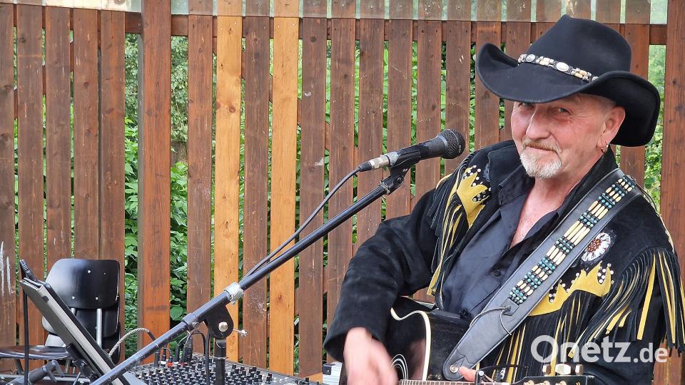 Franz Lippert singt mit Herz und Leidenschaft vor seinem Publikum in der Freizeitanlage in Neustadt/WN. Bild: R. Kreuzer