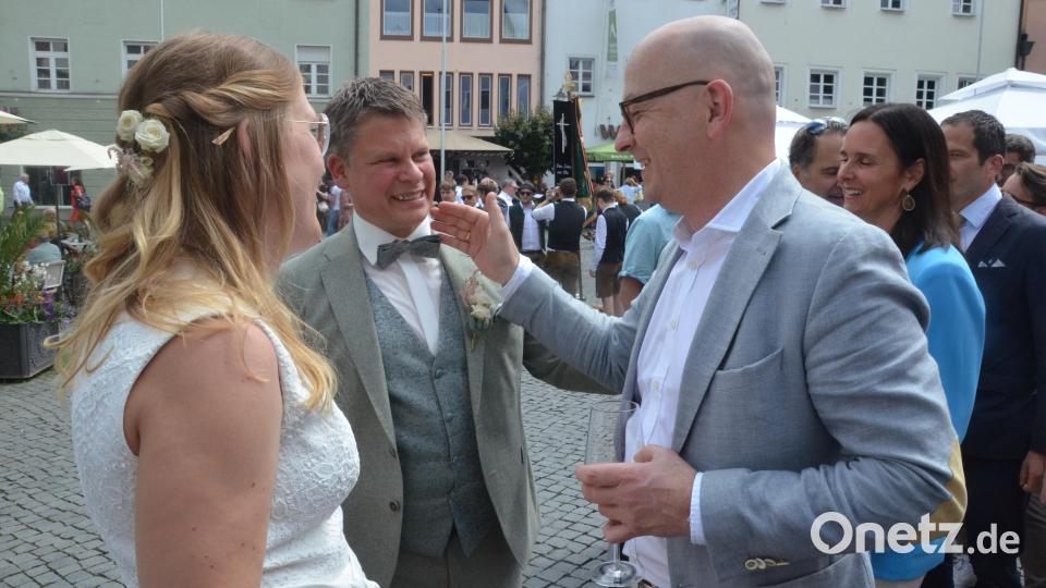 Das Hochzeitspaar Loreen und Benjamin Zeitler mit Stadtratskollege Christian Deglmann. Bild: Kunz