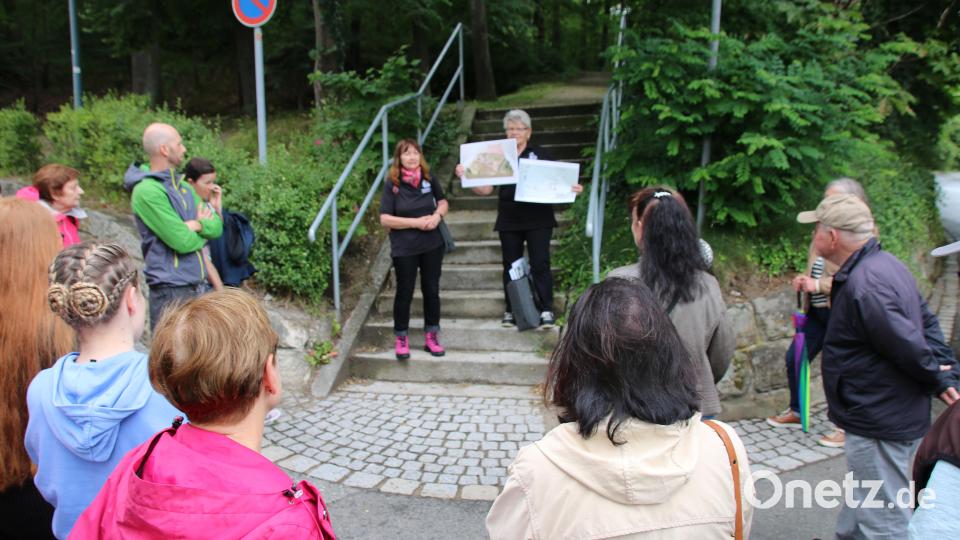 Mit alten SChwarz-Weiß Aufnahmen zeigen die Stadtführerinnen wie sich die Stadt verändert hat. Bild: sne