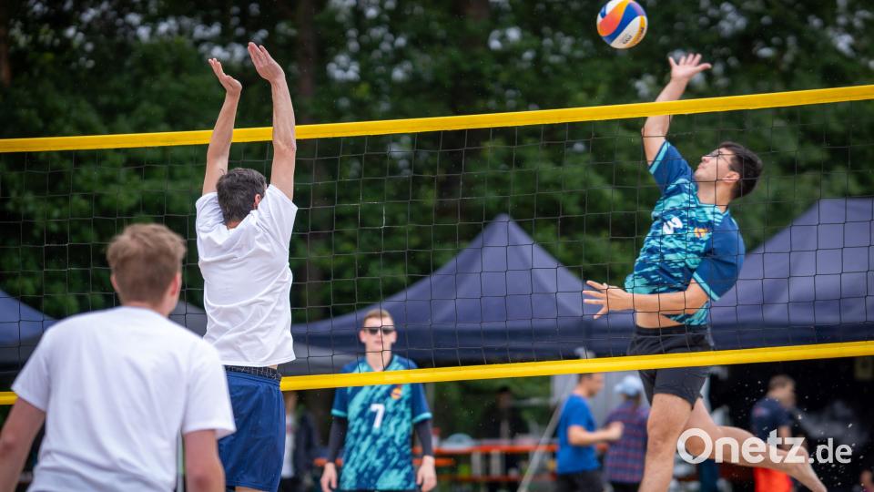 Mit Spaß und sportlichem Ehrgeiz trugen die Beachvolleyballer ihre Matches aus. Bild: Daniel Brunner/exb