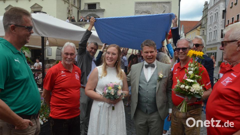 Glückwünsche fürs Hochzeitspaar vom FC Weiden-Ost. Bild: Kunz