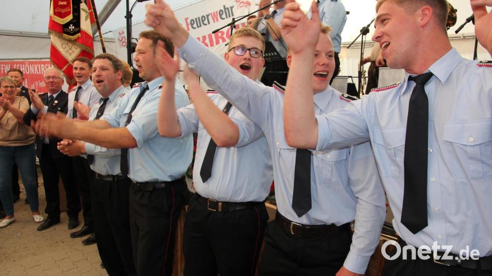 Temperamentvoll und lautstark war die Feuerwehr aus Sparnharrenstätte vertreten. Die Kameraden aus Niedersachsen sangen voller Inbrunst das Lied &quot;Auf der Vogelwiese&quot;. Bild: kro