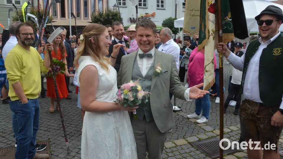 Das schaut her: &quot;Ich bin kein Bursch mehr!&quot; Das Hochzeitspaar Loreen und Benjamin Zeitler am Spalier des Rothenstädter Burschenvereins. Bild: Kunz