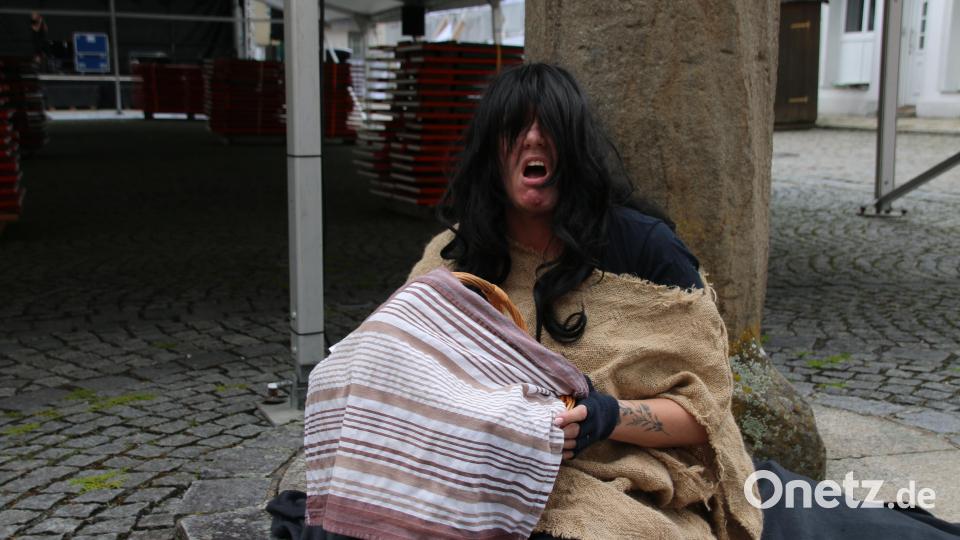 Die Pest suchte einst die Stadt heim. Die katholische Theatergruppe spielte das Leiden genau nach. Bild: sne