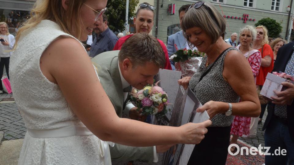Loreen und Benjamin Zeitler signieren das CSU-Wahlplakat &quot;Deine Wahl fürs Leben&quot;. Bild: Kunz