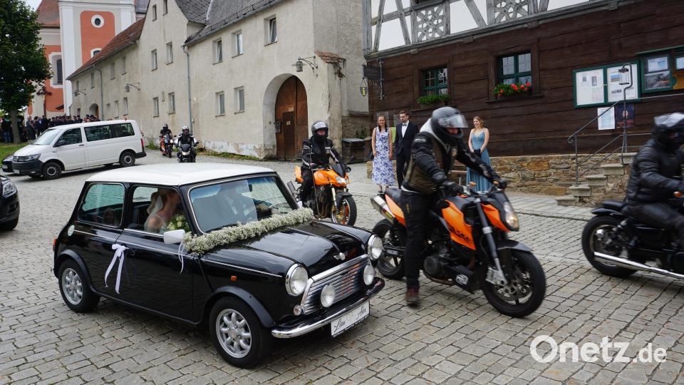 Auch die Motorradfreunde Wildenau stehen bereit, lassen für Lisa und Alexander Löw die Motoren aufheulen und begleiten die beiden auf ihrem Weg aus Bad Neualbenreuth hinaus. Bild: jeb