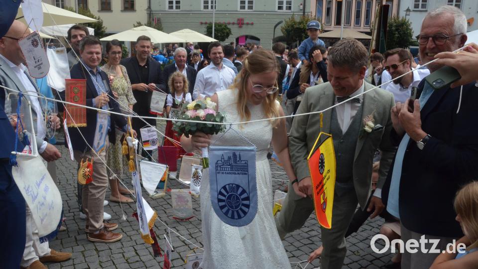 Loreen und Benjamin Zeitler werden von den Serviceclub-Mitgliedern des Round-Tables mit Wimpeln begrüßt. Bild: Kunz