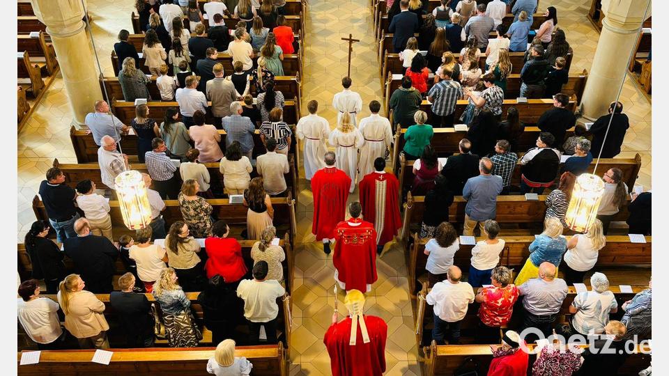 Einzug der geistlichen Würdenträger zum Firmgottesdienst in Pleystein. Bild: Chor Ahnung/exb