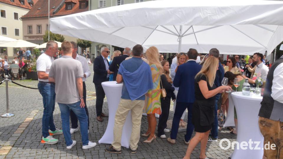 Auf dem Oberen Markt wurde bis 18 Uhr die Hochzeit von Loreen und Benjamin Zeitler gefeiert. Bild: Kunz