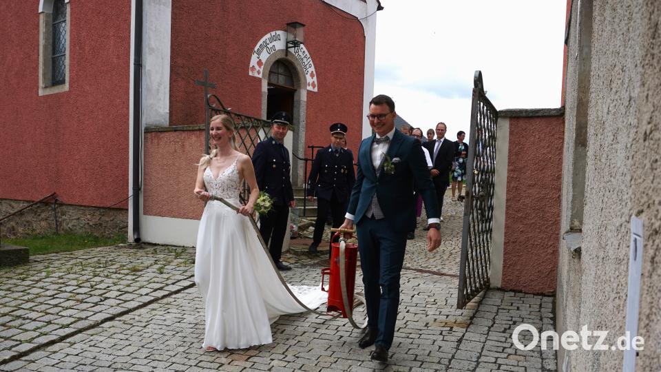 Nach dem Gang durchs Spalier darf das frisch getraute Paar gemeinsam ein kleines Feuer löschen. Bild: jeb