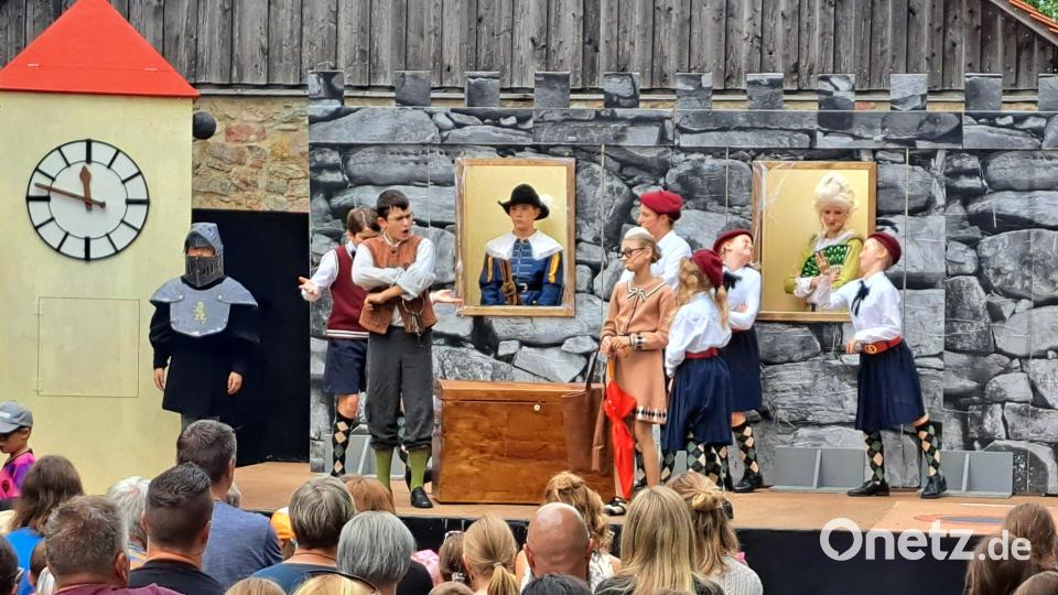 Als eine Schulklasse die Burg besichtigt, erwacht das kleine Gespenst um zwölf Uhr mittags. Bild: wel