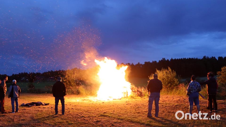 Die Luftsportgruppe Sulzbach-Rosenberg traf sich zu einem Sonnwendfeuer in Fichtelbrunn. Bild: mfh
