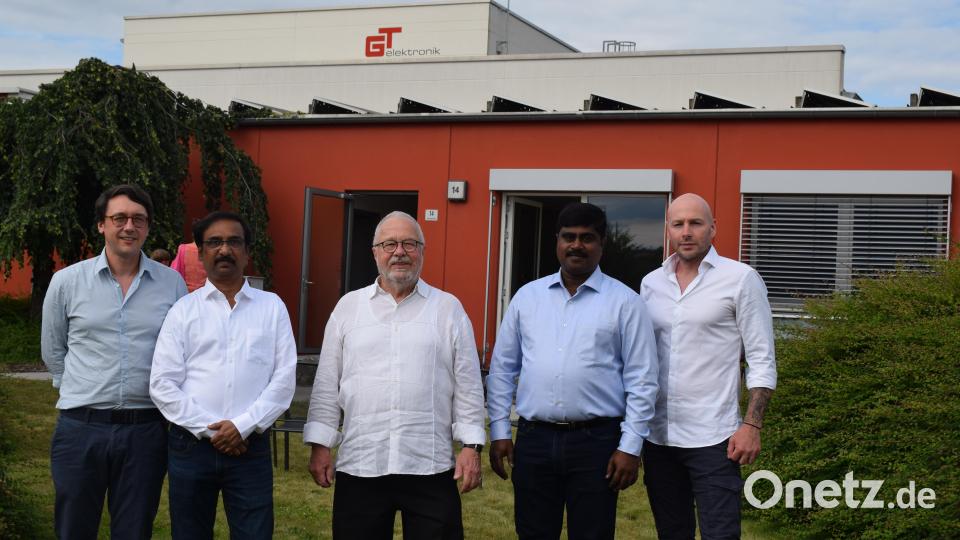 Die Führungsmannschaft von &quot;GT elektronik&quot;: (von links) Geschäftsführer Thilo Grundt. Mustafa (GT India), Seniorchef Karl-Heinz Grundt, Senthil Senthilkumar (Geschäftsführer GT India), Andreas Lanzl (Geschäftsführer GT elektronik). Bild: bnr