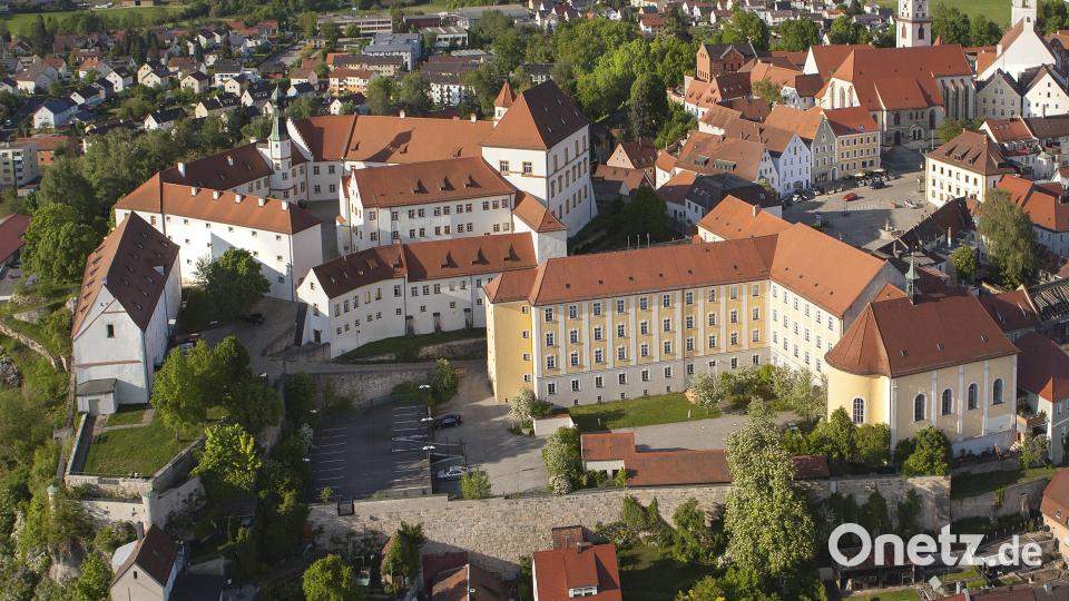 Das Sulzbacher Schloss als Residenz und Wohnort der Wittelsbacher Pfalzgrafen und ihrer Familien mit der Klosterkirche St. Hedwig (rechts, vorne), die Prinzessin Eleonore Philippine Christine von Hessen-Rheinfels-Rotenburg stiftete. Bild: Stadt Sulzbach-Rosenberg