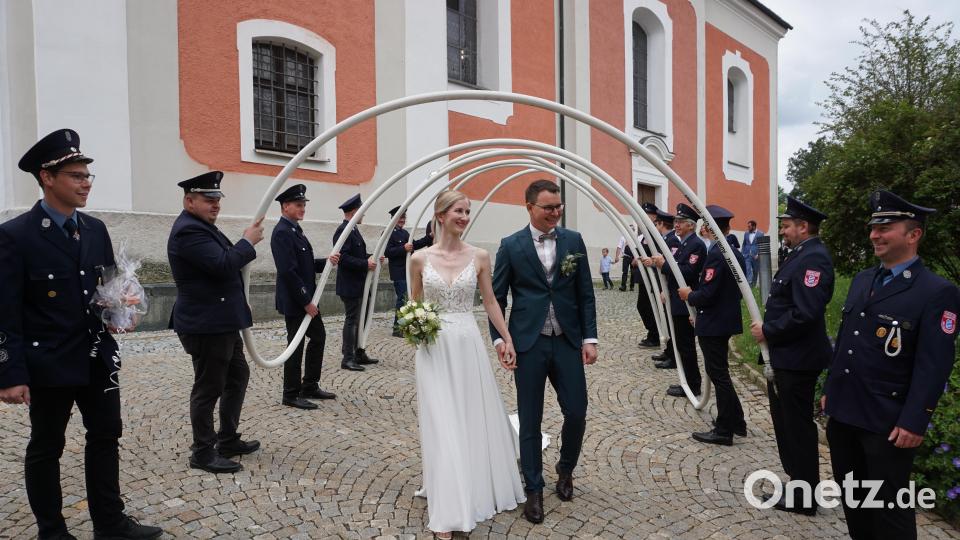 Nach der Trauung von Lisa und Alexander Löw steht die Freiwillige Feuerwehr Bad Neualbenreuth Spalier. Bild: jeb