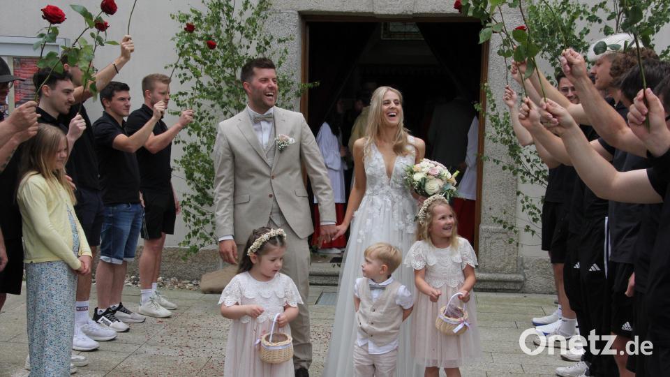 Freudestrahlend verlassen Denise und Florian Neumann die Pfarrkirche. Vorne die Brautkinder Antonia, Toni und Anni (von links). Bild: kro