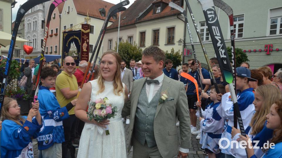 Ein Spalier aus Eishockeyschlägern gab es ebenfalls für Loreen und Benjamin Zeitler. Bild: Kunz