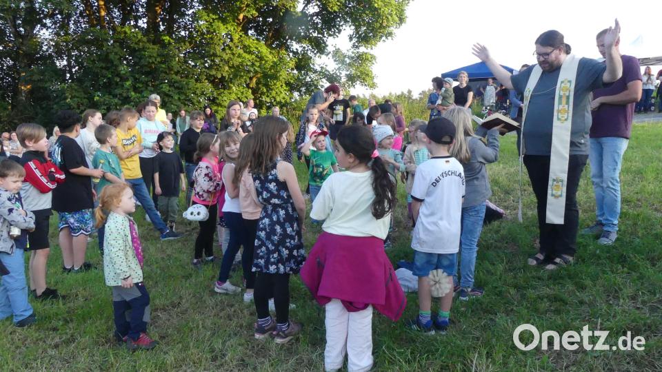 Eine große Kinderschar begleitete das Segungszeremoniel des Pfarrers. Bild: rn