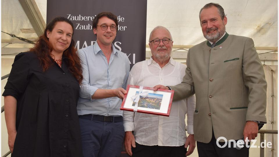 Bürgermeister Frank Zeitler gratuliert der Unternehmerfamilie Grundt zum 40-jährigen Firmenjubiläum. Im Bild von links: Barbara Altnöder, Thilo Grundt, Karl-Heinz Grundt und Bürgermeister Frank Zeitler. Bild: bnr