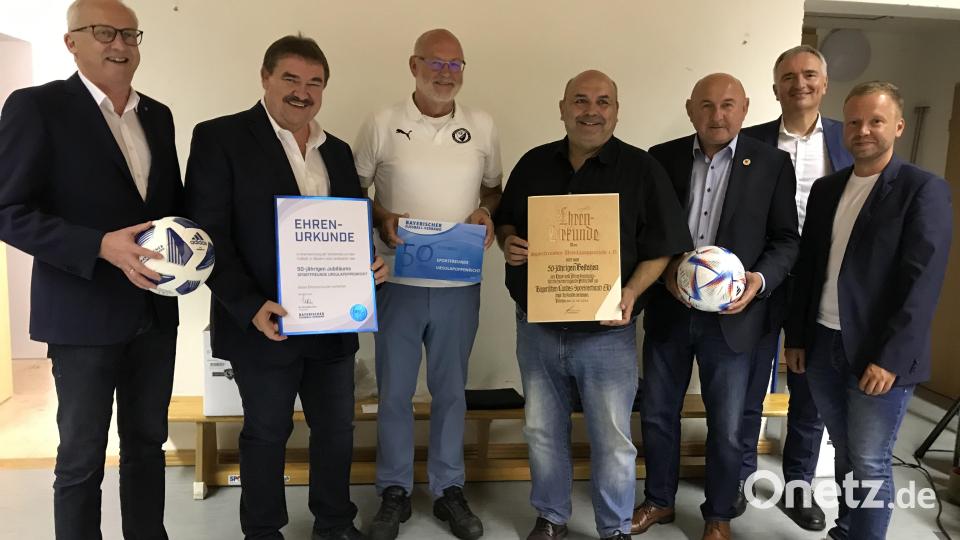 Die kamen mit Urkunden und Geschenken zum 50. Geburtstag der Sportfreunde Ursulapoppenricht /von links): Bernhard Lindner, Bürgermeister, Albert Kellner, BFV-Kreisspielleiter, Georg Erras, Vorsitzender SFU, Thomas Gebele, BLSV-Kreisvorsitzender, Georg Götz, HKA-Vorsitzender, Landtagsabgeordnete Harald Schwartz (CDU) und Bernd Heinisch (FW). Bild: mma