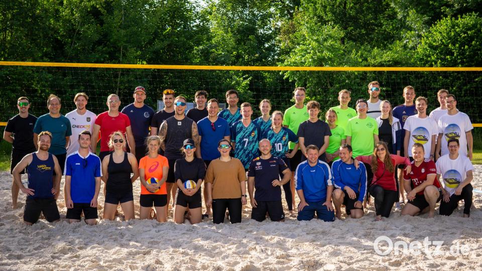 Ein großes Teilnehmerfeld beteiligte sich am Beachvolleyballturnier der TSG Mantel-Weiherhammer. Bild: Daniel Brunner/exb