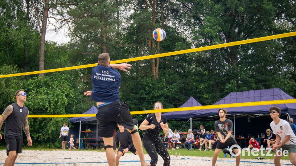 Mit Spaß und sportlichem Ehrgeiz trugen die Beachvolleyballer ihre Matches aus. Bild: Daniel Brunner/exb