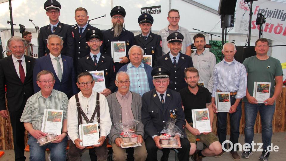 Langjährige Mitglieder, die der Feuerwehr Schönkirch zum Teil schon seit 60 Jahren die Treue halten, wurden im Rahmen eines Festkommers geehrt. Unser Bild zeigt die Jubilare mit Bürgermeister Lothar Müller und Landrat Roland Grillmeier (zweite Reihe, von links). Bild: kro