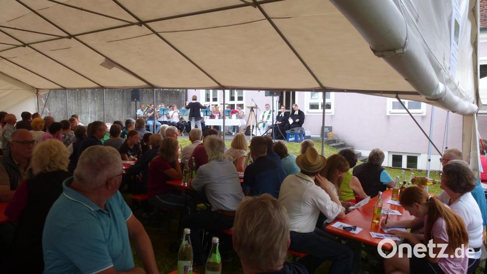 Zwei Drittel lassen sich im schattenspendenden Festzelt nieder Bild: bk