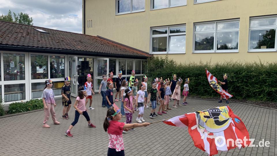 Die 1. Klasse bei ihrem Auftritt. Bild: tok