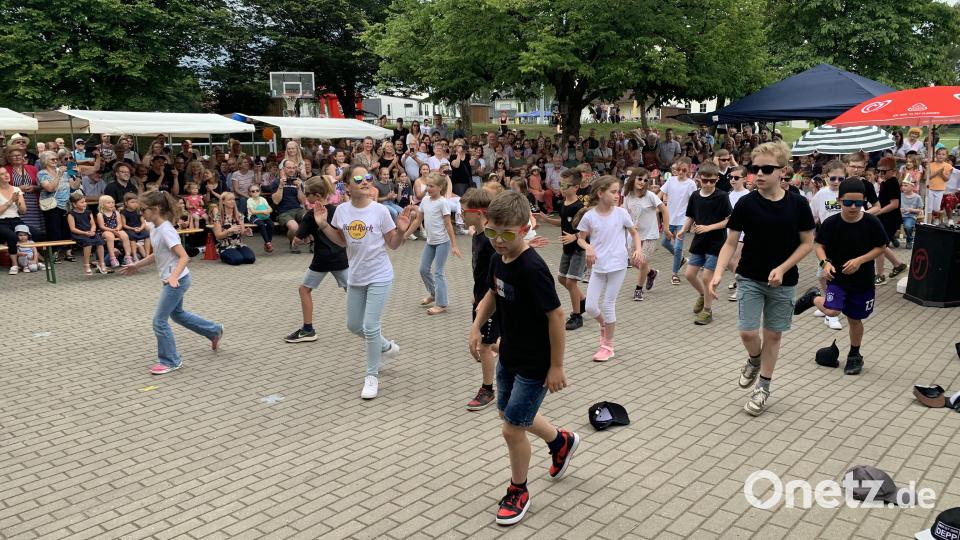 Auch die Kombiklasse 3 und 4 zeigt einen tollen Auftritt. Bild: tok