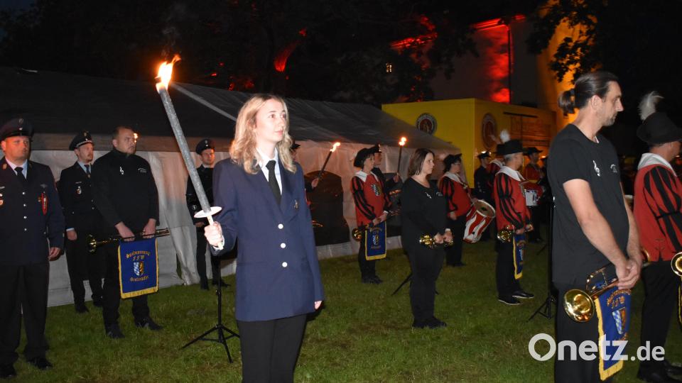 Fackelträgerin und Fanfaren Bild: rgr