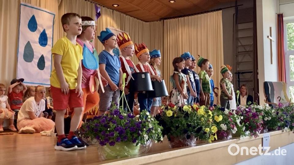 Beim Sommerfest des Kinderhauses Bad Neualbenreuth ging es in einem einstudierten Spiel um die Elemente Feuer, Wasser, Erde und Luft. Bild: Kinderhaus Bad Neualbenreuth/exb