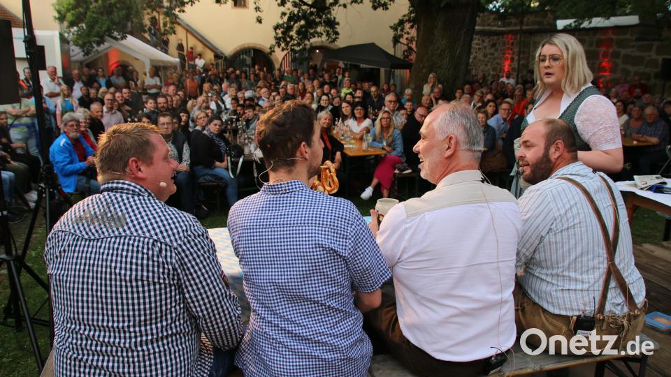Kein Platz blieb leer bei der Vorstellung der katholischen Theatergruppe im Innenhof des Museums. Bild: sne