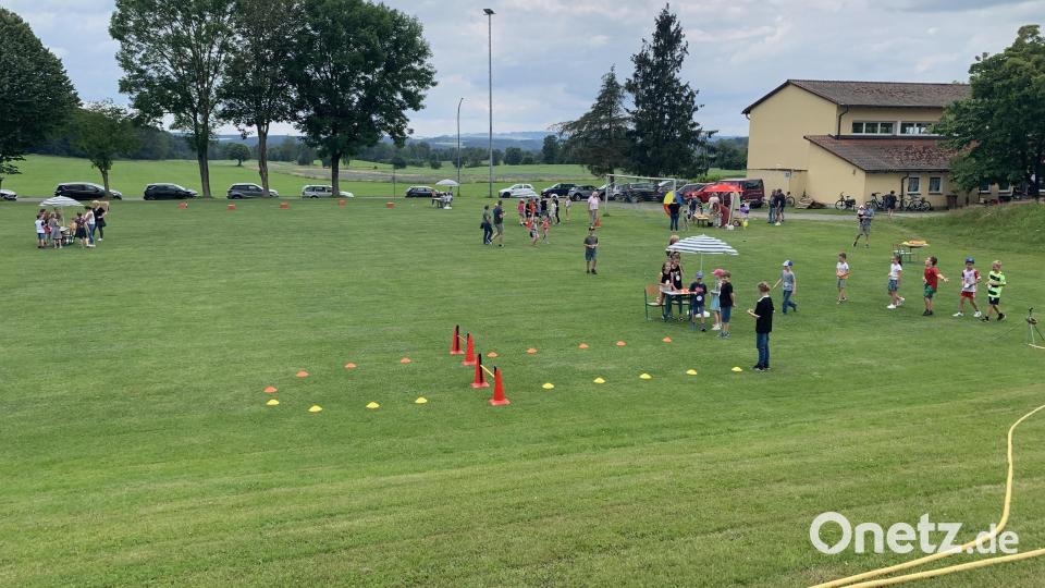 Spielstationen auf dem Sportplatz. Bild: tok