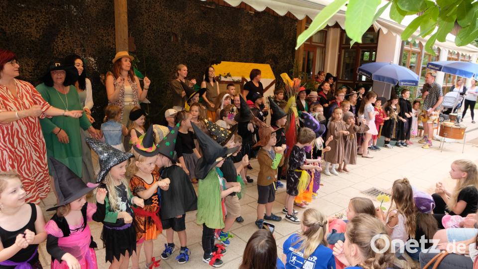 Auf dem Laufsteg zeigen die Buben und Mädchen des Kindergartens ihre Kostüme. Bild: le