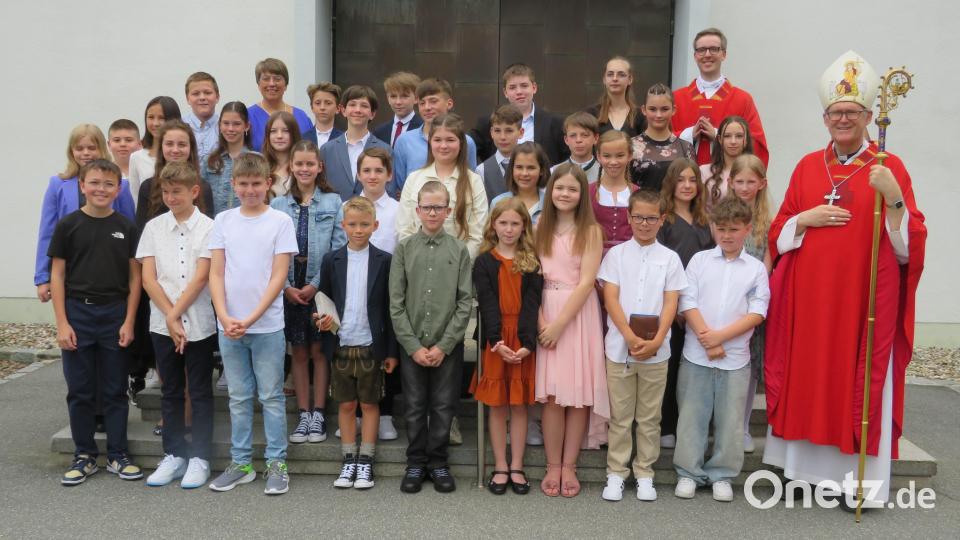 Die Kinder aus der katholischen Pfarreien Altenstadt mit Weihbischof Dr. Josef Graf, Pfarrer Thomas kopp und Gemeindereferentin Claudia Stöckl. Bild: Medienbüro Adam/exb
