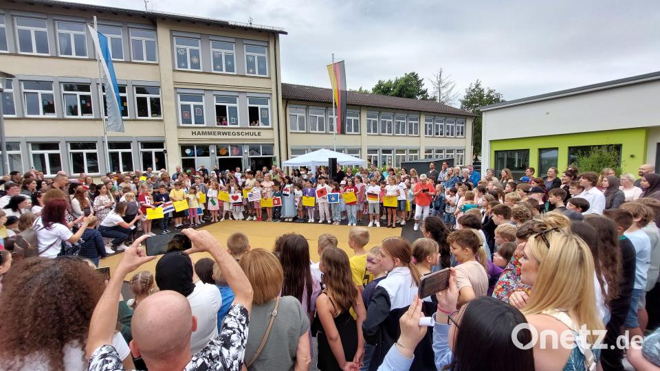 Die Gäste des Schulfestes werden in rund 20 Sprachen begrüßt. Bild: Kunz