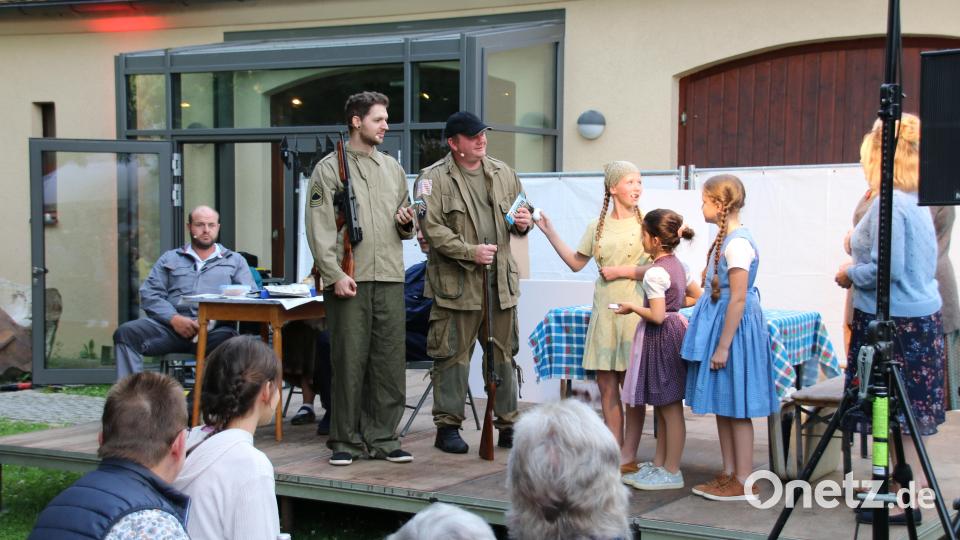 Auf zwei Zeitebenen erzählte die katholische Theatergruppe die Geschichte der deutsch-amerikanischen Freundschaft. Bild: sne